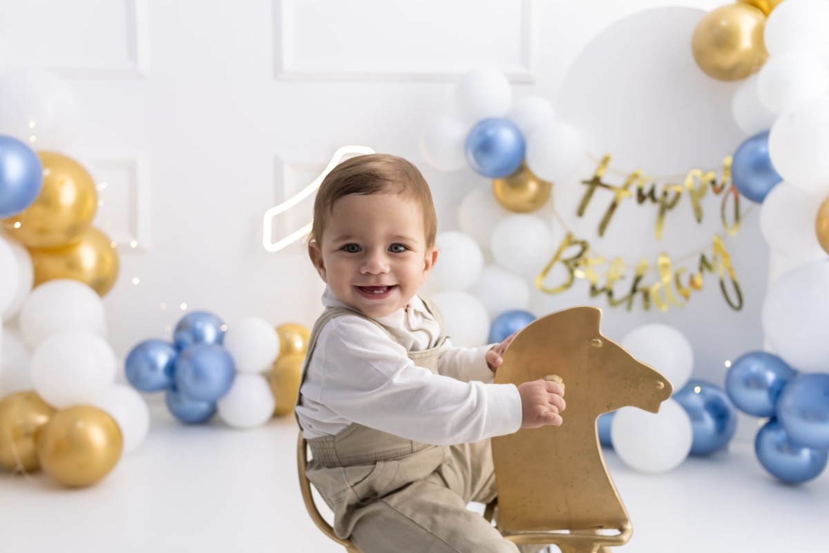 Ensaio de smash the cake em estúdio. Fotografo em Londrina especializado em ensaios de bebes, família e crianças. Momento registrado pela fotografa Giscellayne.