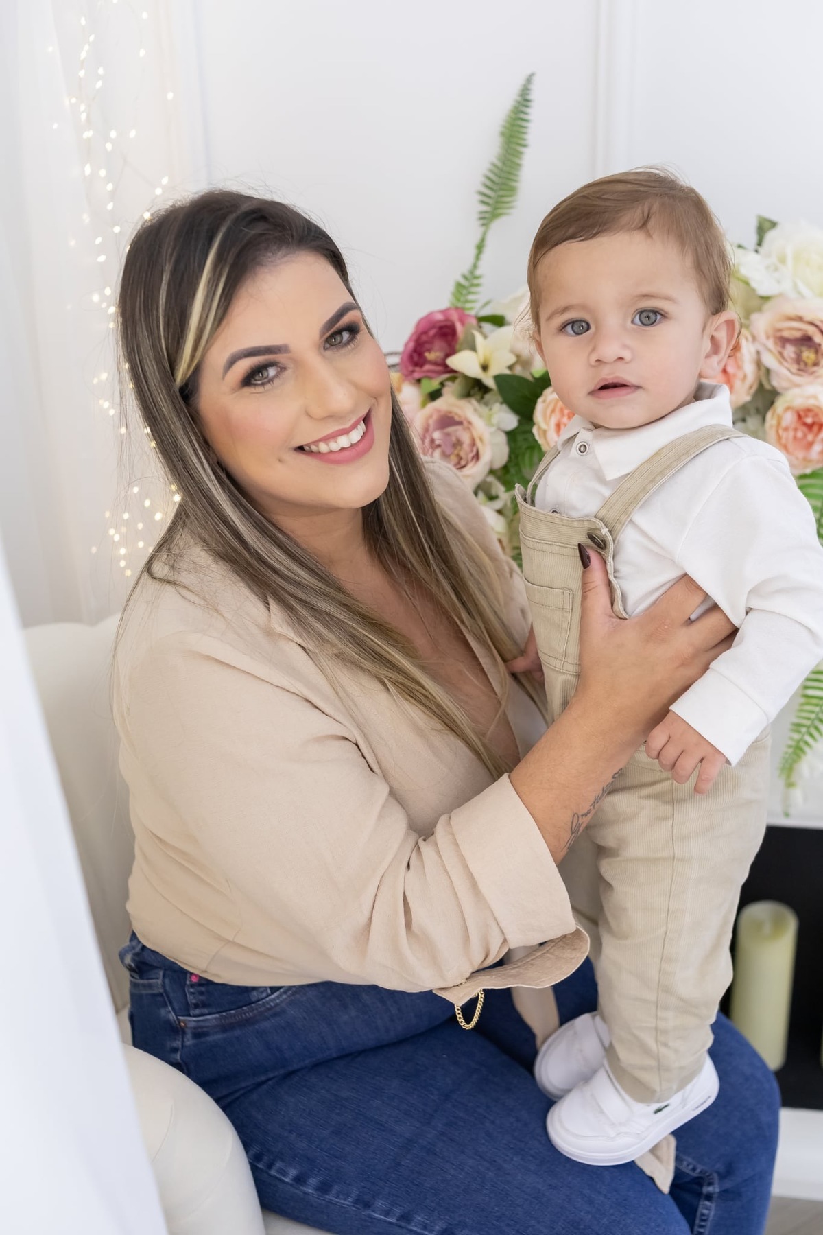 Ensaio de smash the cake em estúdio. Fotografo em Londrina especializado em ensaios de bebes, família e crianças. Momento registrado pela fotografa Giscellayne.