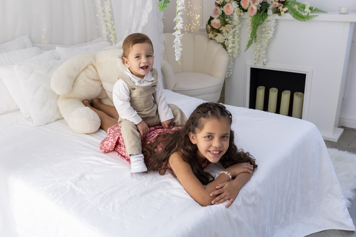 Ensaio de smash the cake em estúdio. Fotografo em Londrina especializado em ensaios de bebes, família e crianças. Momento registrado pela fotografa Giscellayne.