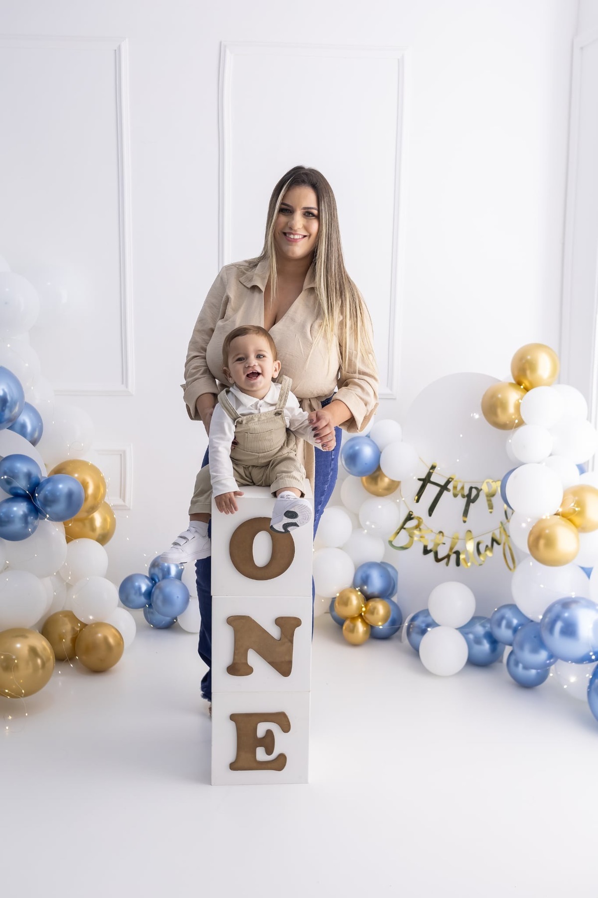 Ensaio de smash the cake em estúdio. Fotografo em Londrina especializado em ensaios de bebes, família e crianças. Momento registrado pela fotografa Giscellayne.