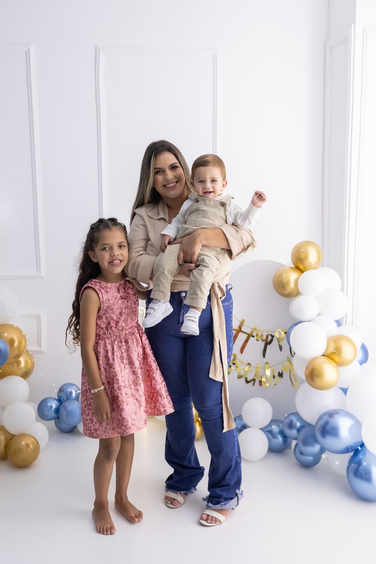 Ensaio de smash the cake em estúdio. Fotografo em Londrina especializado em ensaios de bebes, família e crianças. Momento registrado pela fotografa Giscellayne.