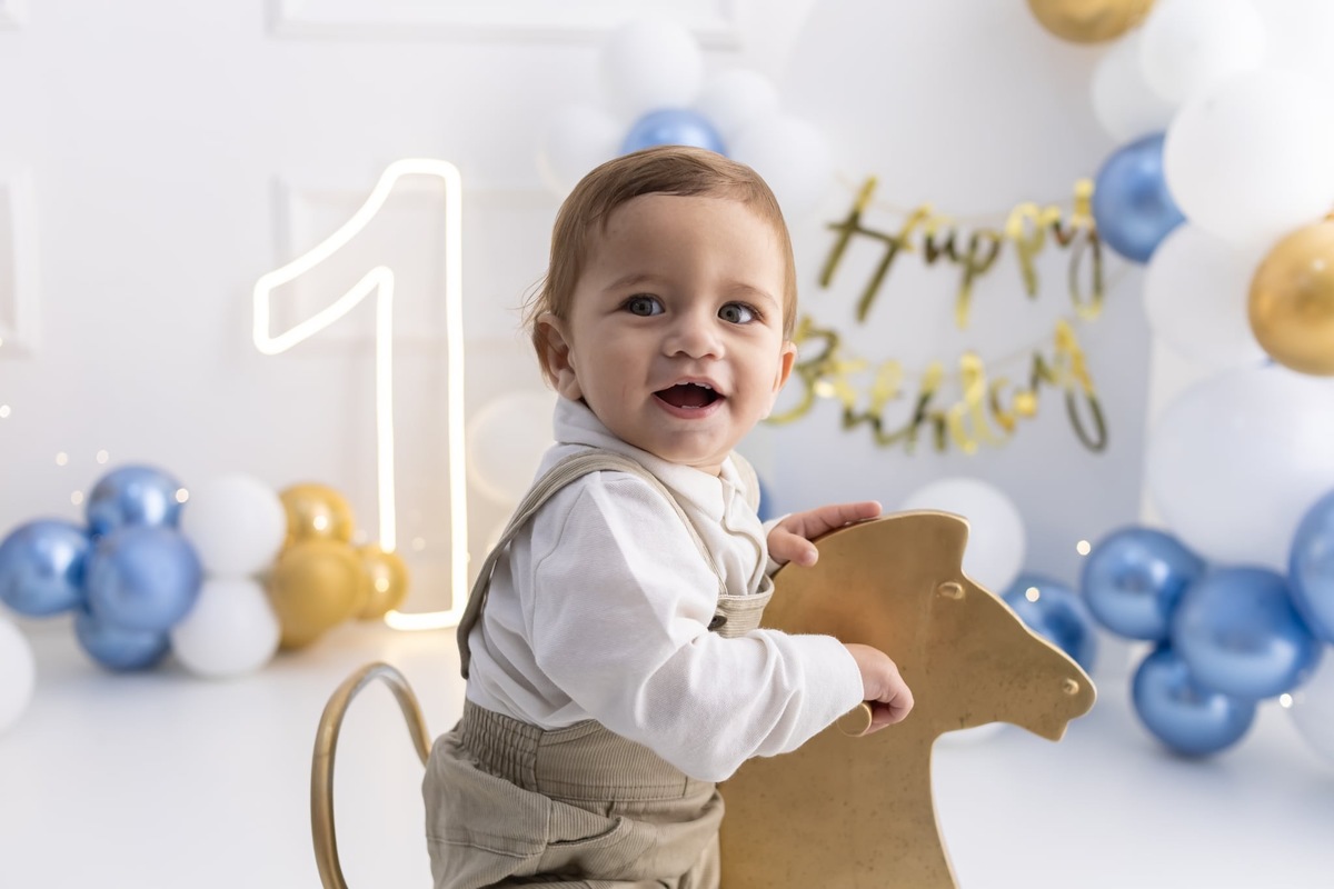 Ensaio de smash the cake em estúdio. Fotografo em Londrina especializado em ensaios de bebes, família e crianças. Momento registrado pela fotografa Giscellayne.