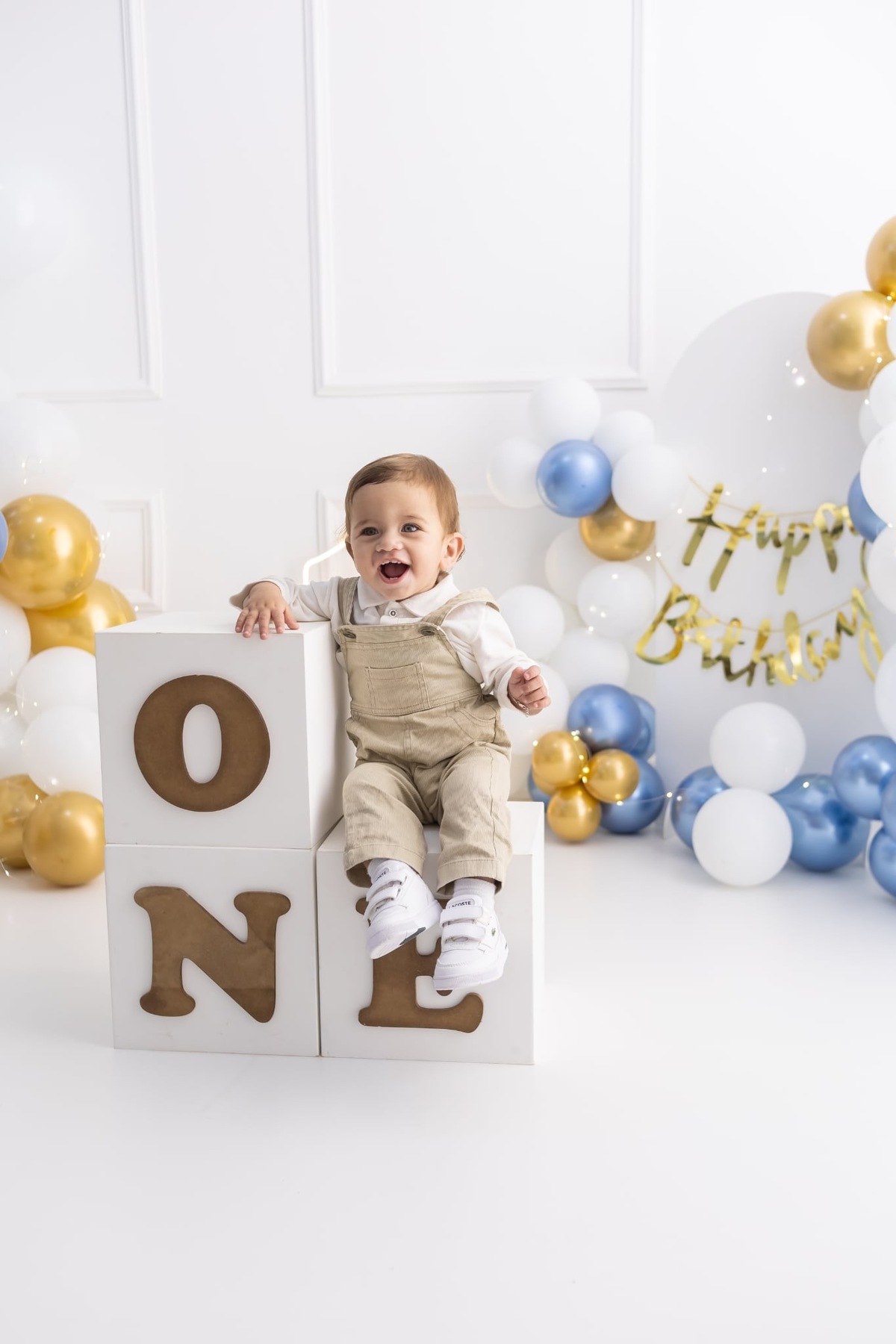 Ensaio de smash the cake em estúdio. Fotografo em Londrina especializado em ensaios de bebes, família e crianças. Momento registrado pela fotografa Giscellayne.