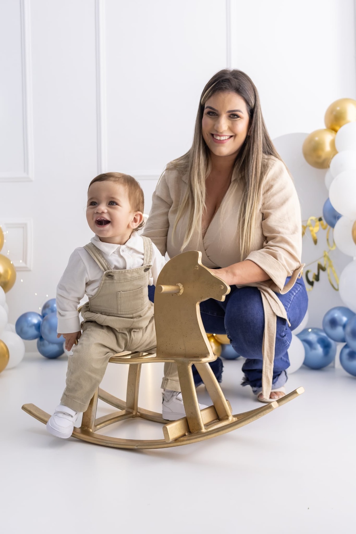 Ensaio de smash the cake em estúdio. Fotografo em Londrina especializado em ensaios de bebes, família e crianças. Momento registrado pela fotografa Giscellayne.