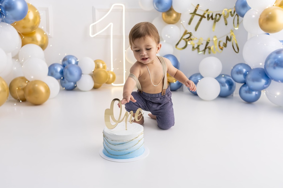 Ensaio de smash the cake em estúdio. Fotografo em Londrina especializado em ensaios de bebes, família e crianças. Momento registrado pela fotografa Giscellayne.