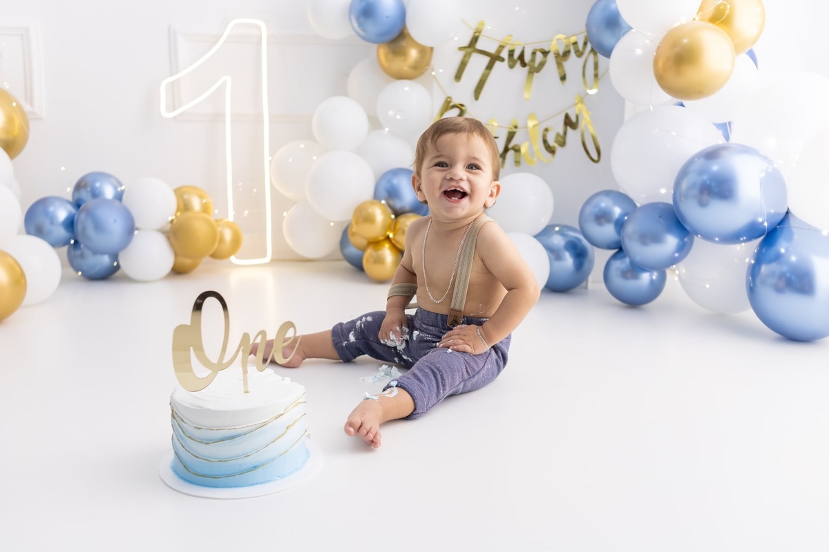 Ensaio de smash the cake em estúdio. Fotografo em Londrina especializado em ensaios de bebes, família e crianças. Momento registrado pela fotografa Giscellayne.