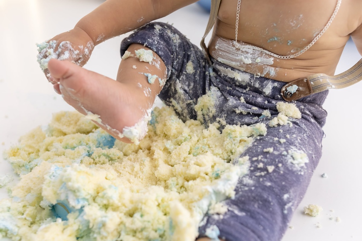 Ensaio de smash the cake em estúdio. Fotografo em Londrina especializado em ensaios de bebes, família e crianças. Momento registrado pela fotografa Giscellayne.