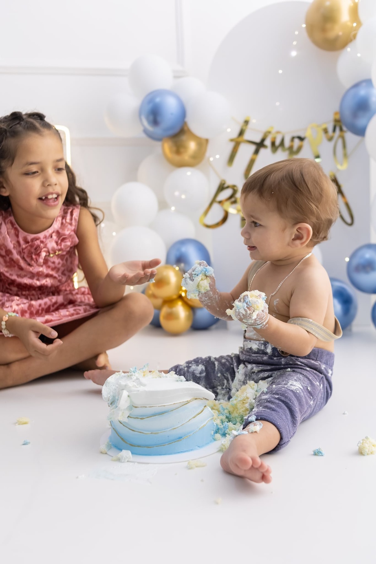 Ensaio de smash the cake em estúdio. Fotografo em Londrina especializado em ensaios de bebes, família e crianças. Momento registrado pela fotografa Giscellayne.