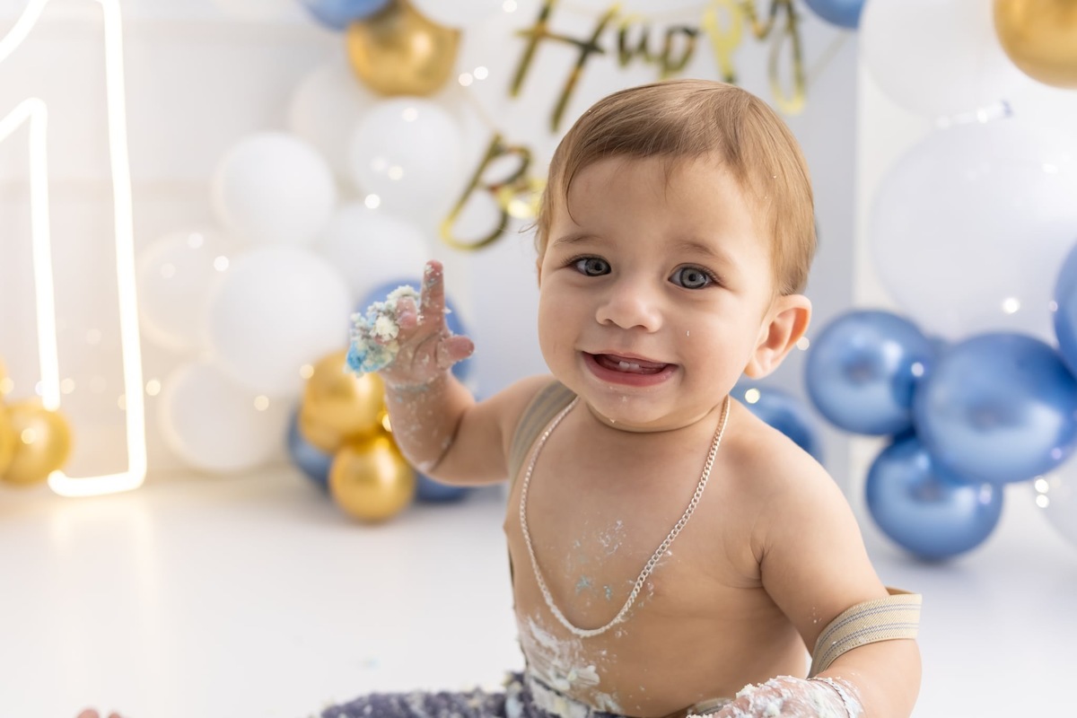Ensaio de smash the cake em estúdio. Fotografo em Londrina especializado em ensaios de bebes, família e crianças. Momento registrado pela fotografa Giscellayne.