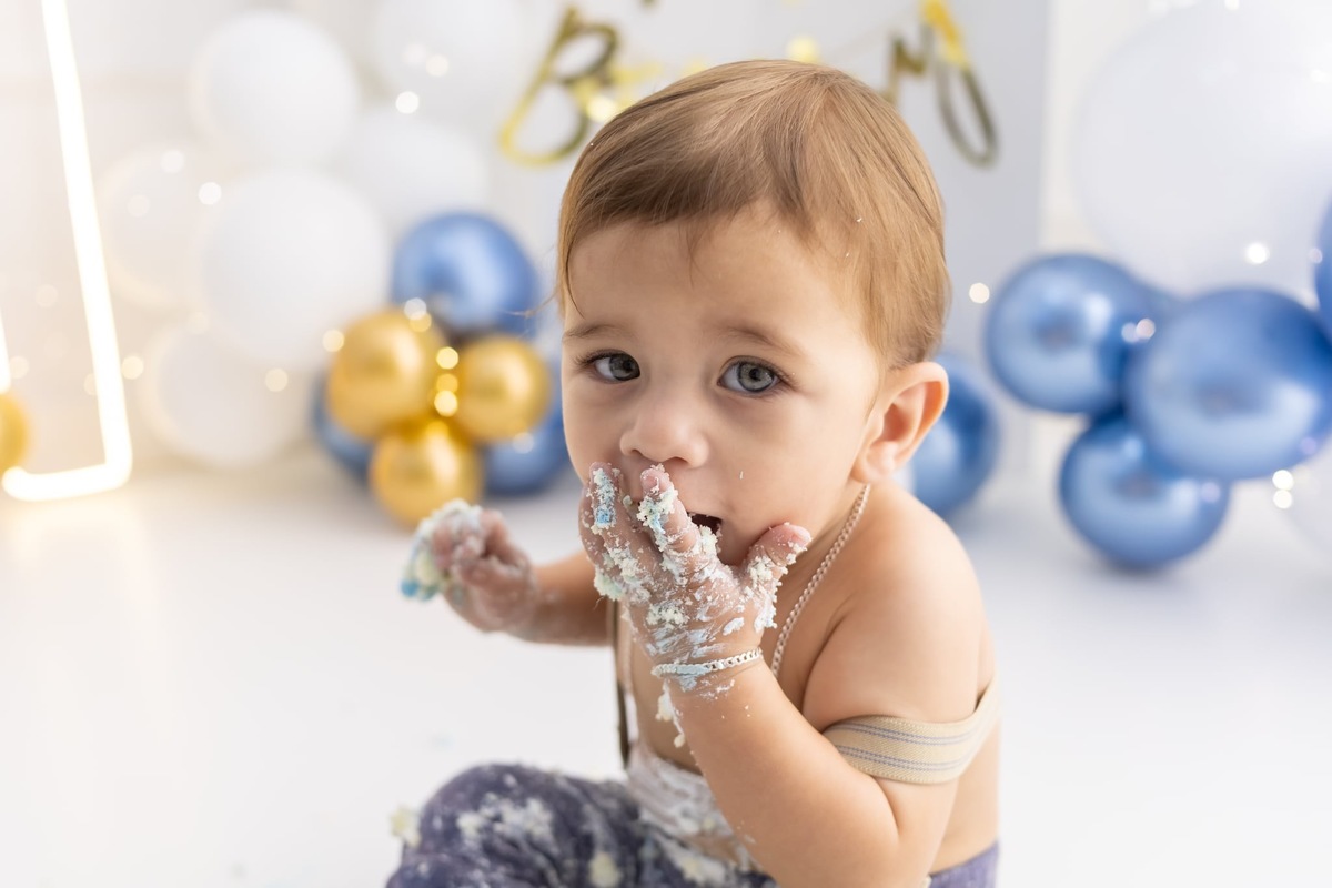Ensaio de smash the cake em estúdio. Fotografo em Londrina especializado em ensaios de bebes, família e crianças. Momento registrado pela fotografa Giscellayne.