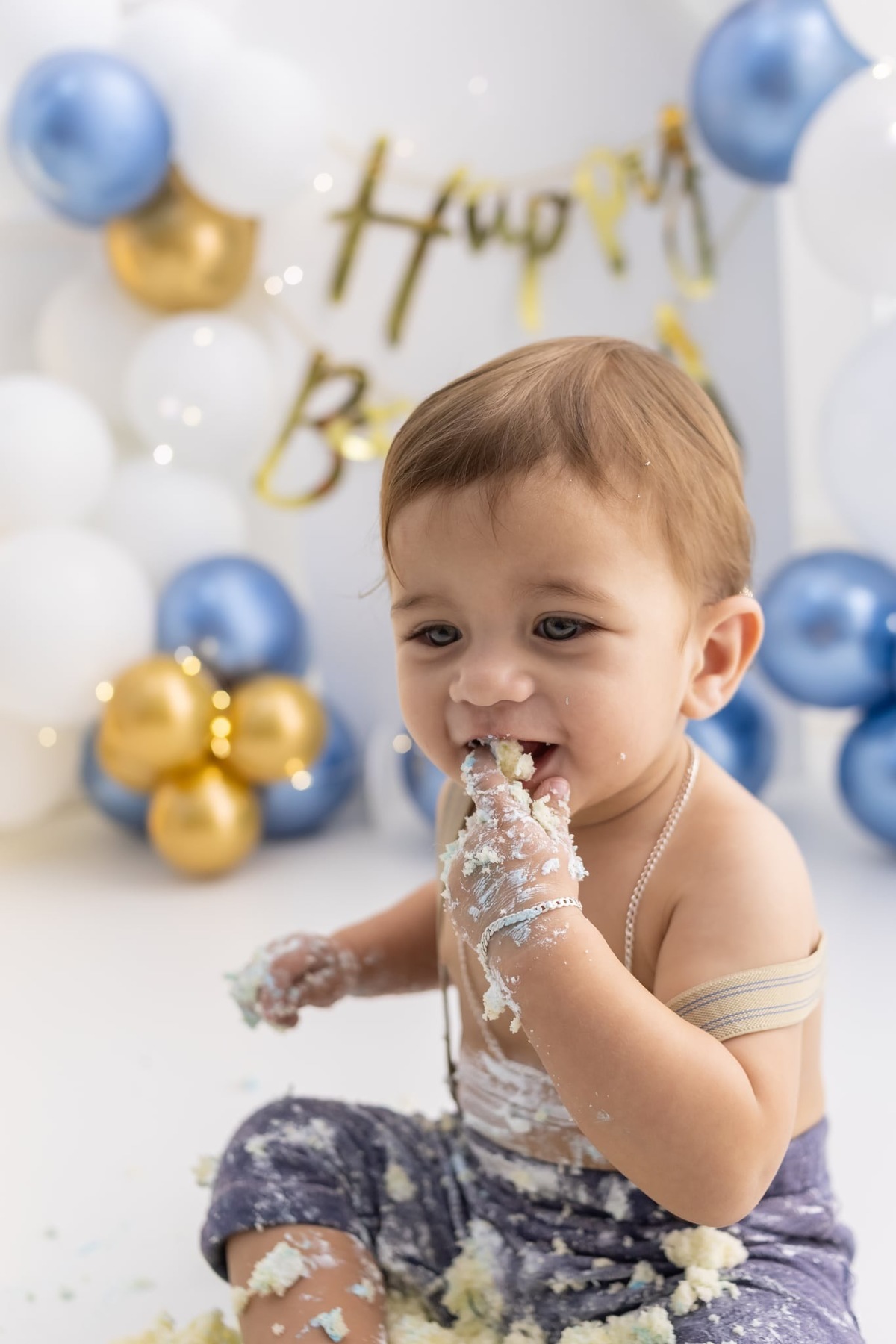 Ensaio de smash the cake em estúdio. Fotografo em Londrina especializado em ensaios de bebes, família e crianças. Momento registrado pela fotografa Giscellayne.