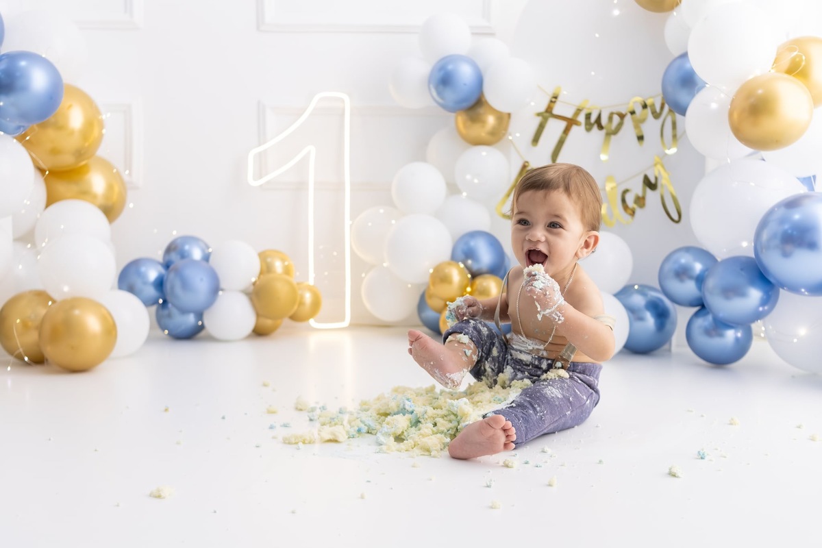 Ensaio de smash the cake em estúdio. Fotografo em Londrina especializado em ensaios de bebes, família e crianças. Momento registrado pela fotografa Giscellayne.