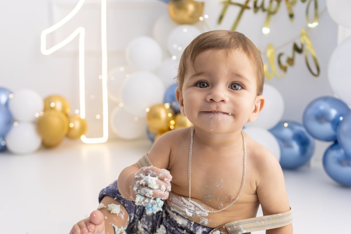 Ensaio de smash the cake em estúdio. Fotografo em Londrina especializado em ensaios de bebes, família e crianças. Momento registrado pela fotografa Giscellayne.