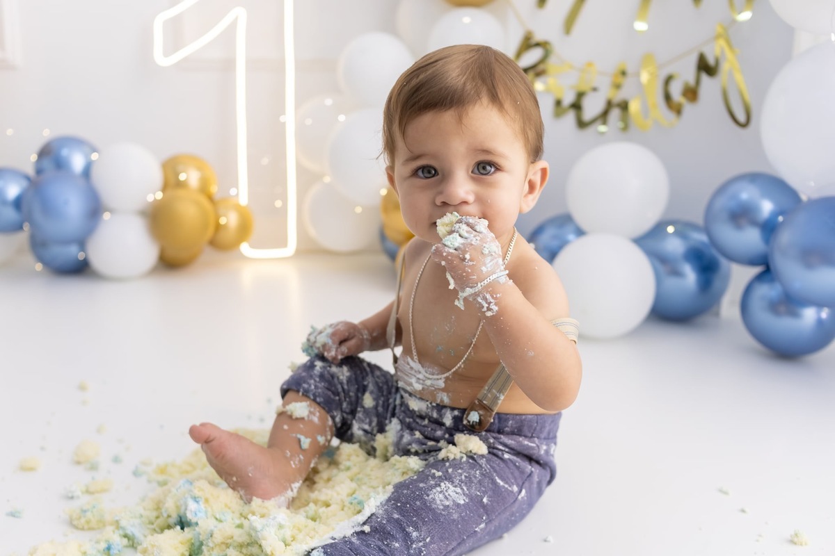 Ensaio de smash the cake em estúdio. Fotografo em Londrina especializado em ensaios de bebes, família e crianças. Momento registrado pela fotografa Giscellayne.