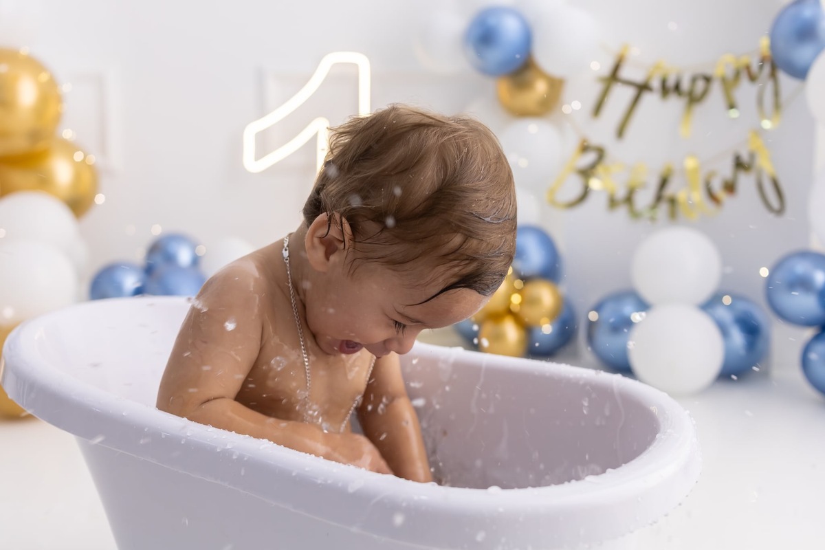 Ensaio de smash the cake em estúdio. Fotografo em Londrina especializado em ensaios de bebes, família e crianças. Momento registrado pela fotografa Giscellayne.