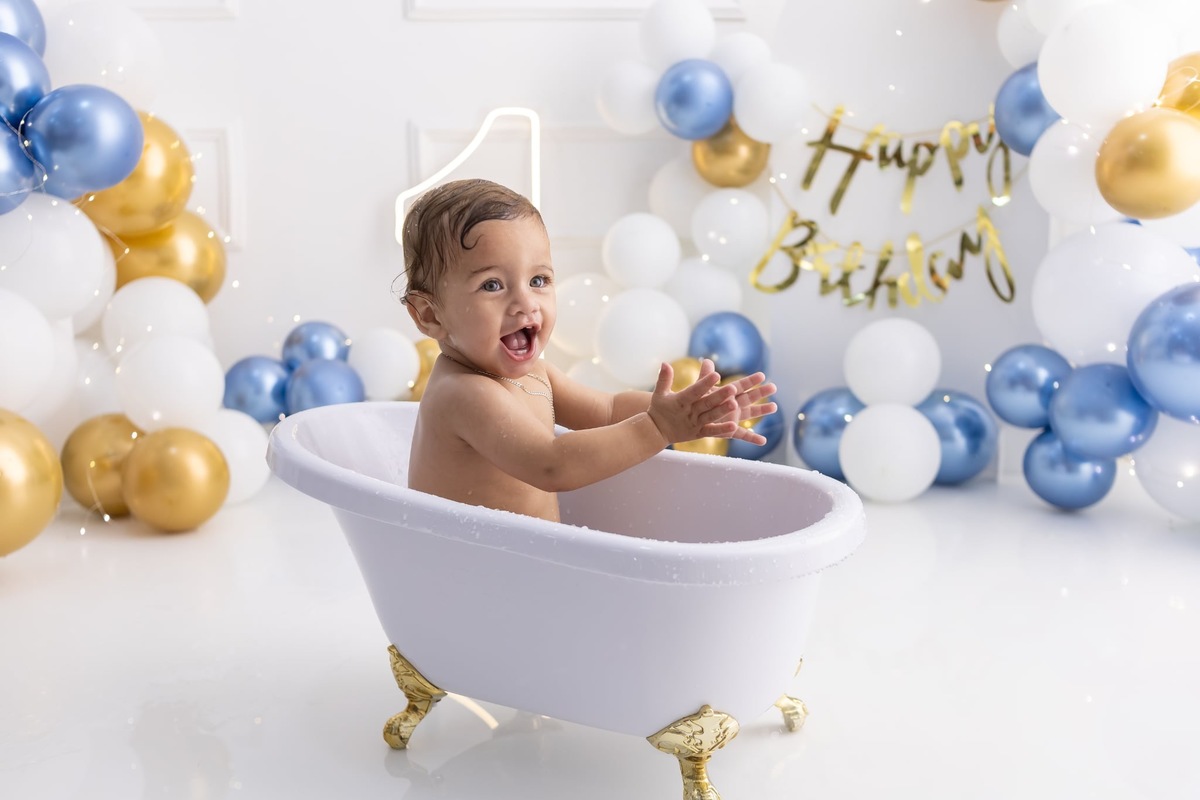 Ensaio de smash the cake em estúdio. Fotografo em Londrina especializado em ensaios de bebes, família e crianças. Momento registrado pela fotografa Giscellayne.