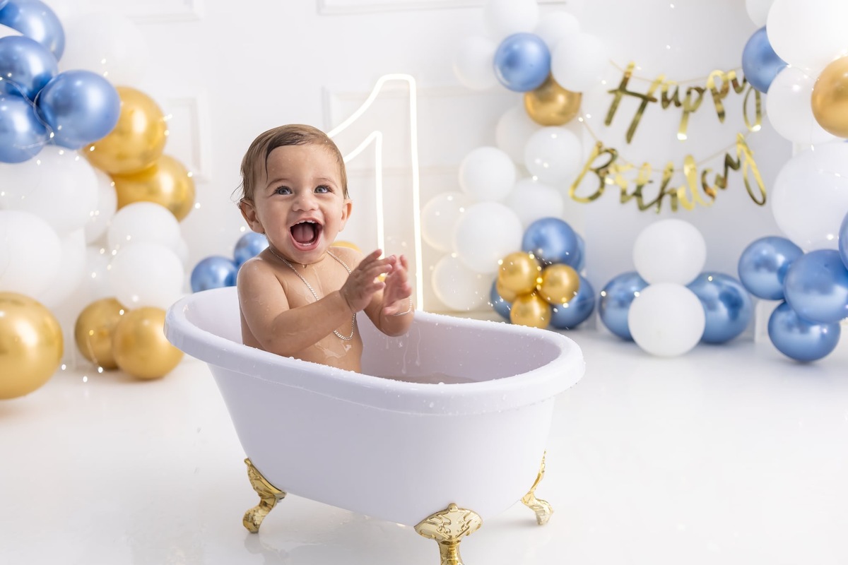 Ensaio de smash the cake em estúdio. Fotografo em Londrina especializado em ensaios de bebes, família e crianças. Momento registrado pela fotografa Giscellayne.