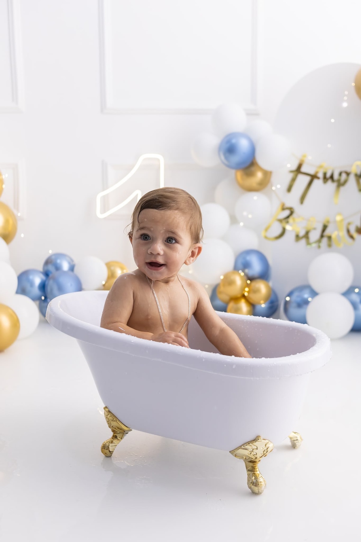 Ensaio de smash the cake em estúdio. Fotografo em Londrina especializado em ensaios de bebes, família e crianças. Momento registrado pela fotografa Giscellayne.