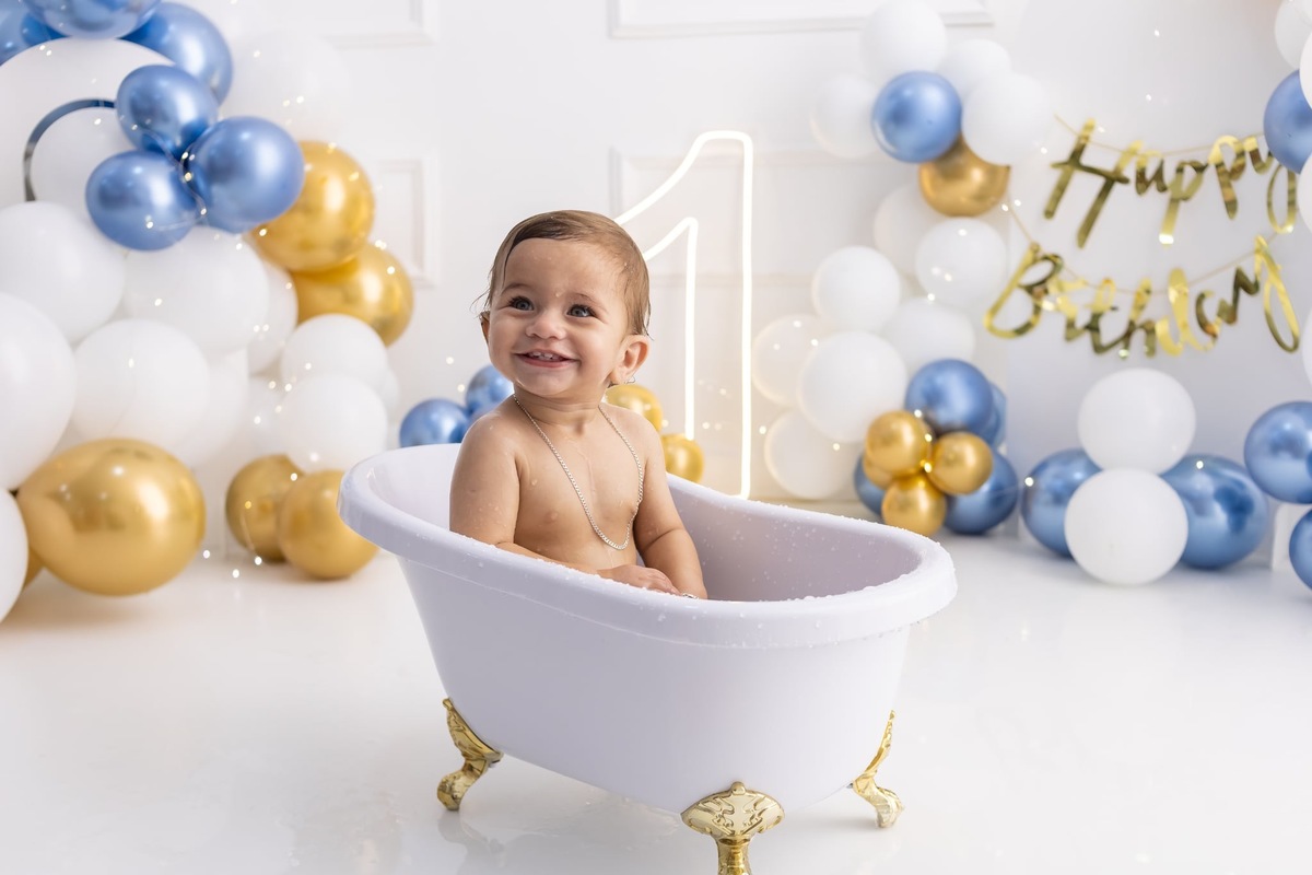 Ensaio de smash the cake em estúdio. Fotografo em Londrina especializado em ensaios de bebes, família e crianças. Momento registrado pela fotografa Giscellayne.