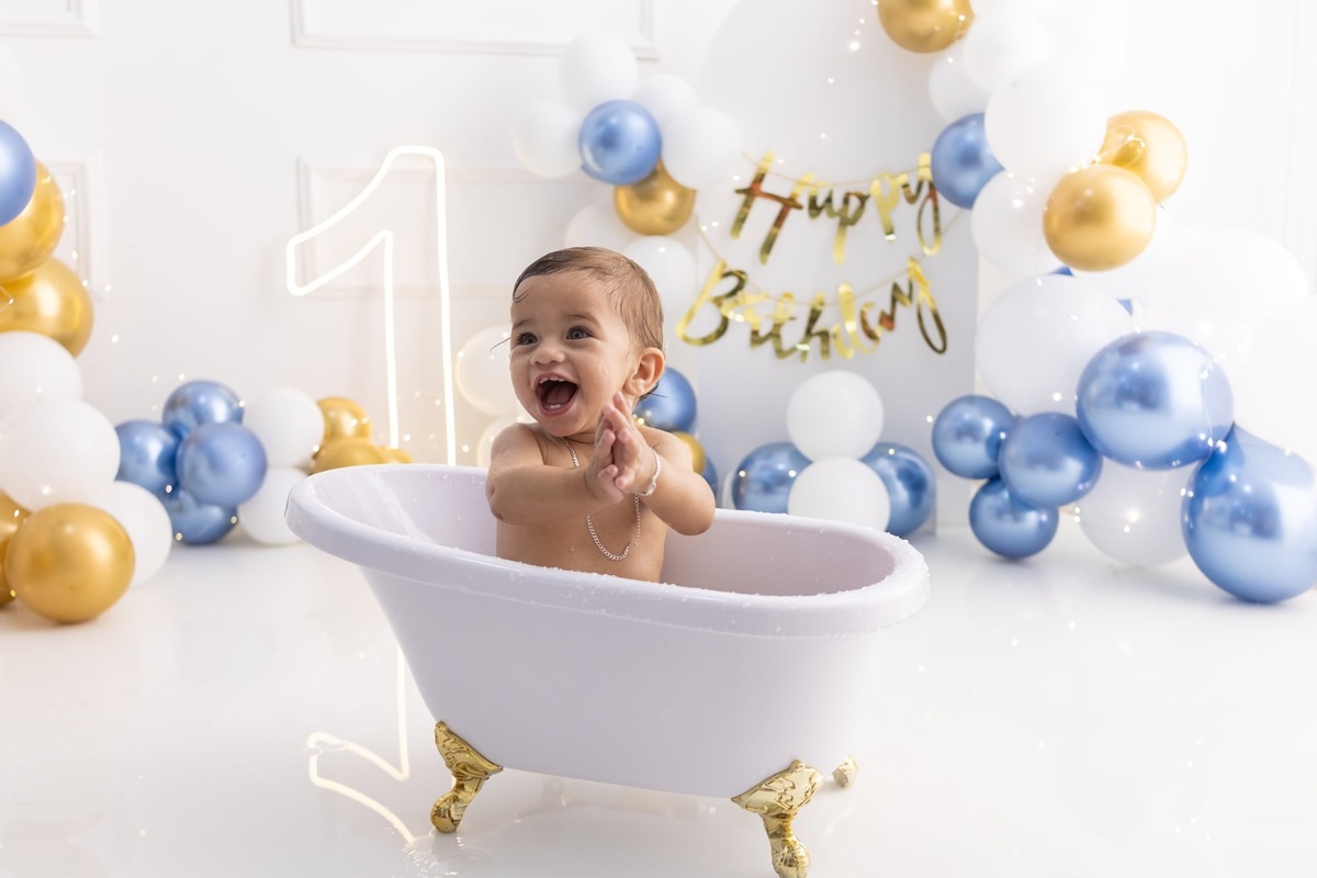 Ensaio de smash the cake em estúdio. Fotografo em Londrina especializado em ensaios de bebes, família e crianças. Momento registrado pela fotografa Giscellayne.