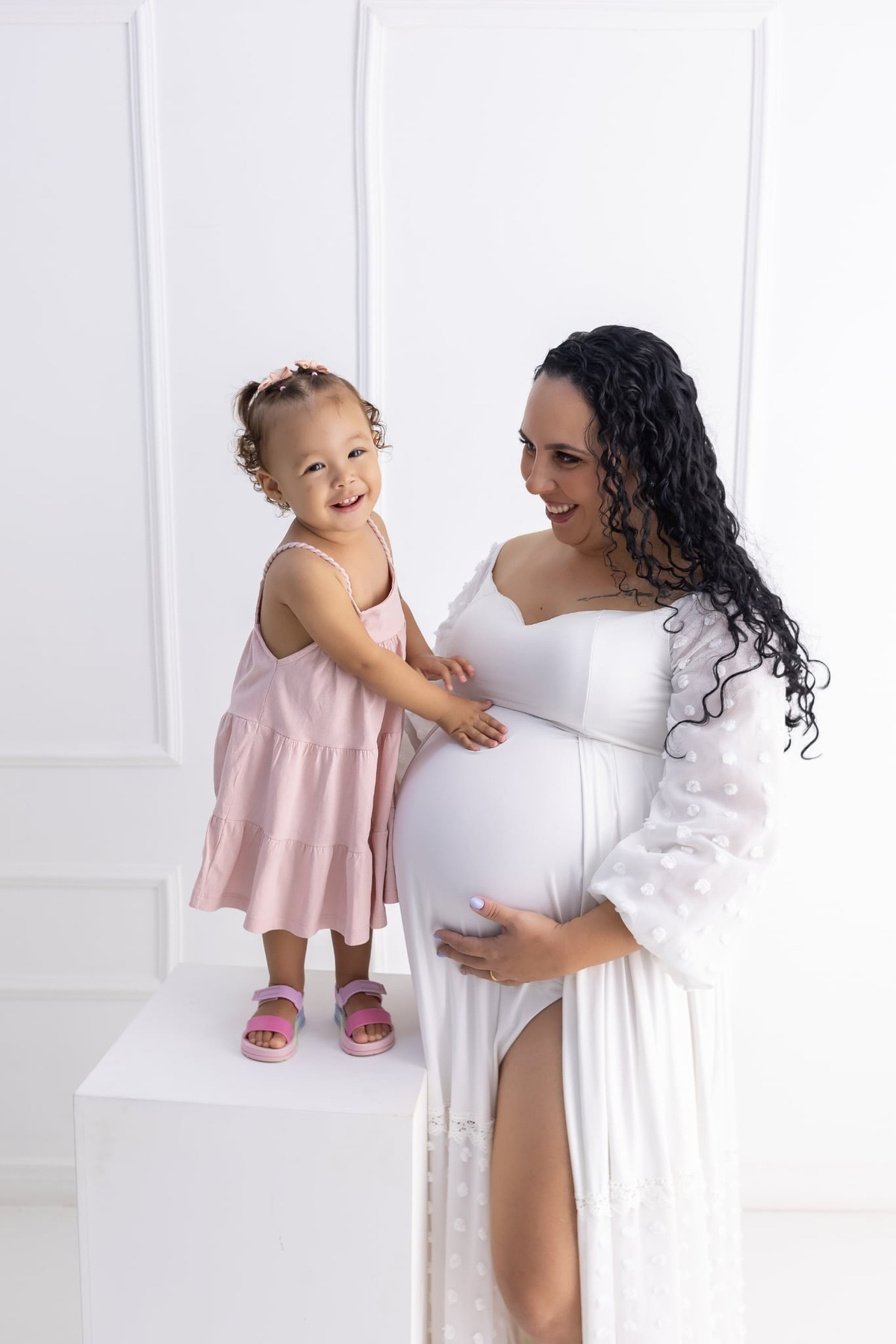 Ensaio de gestante em estúdio. Fotografo em Londrina especializado em ensaios de bebes, família e crianças. Momento registrado pela fotografa Giscellayne.