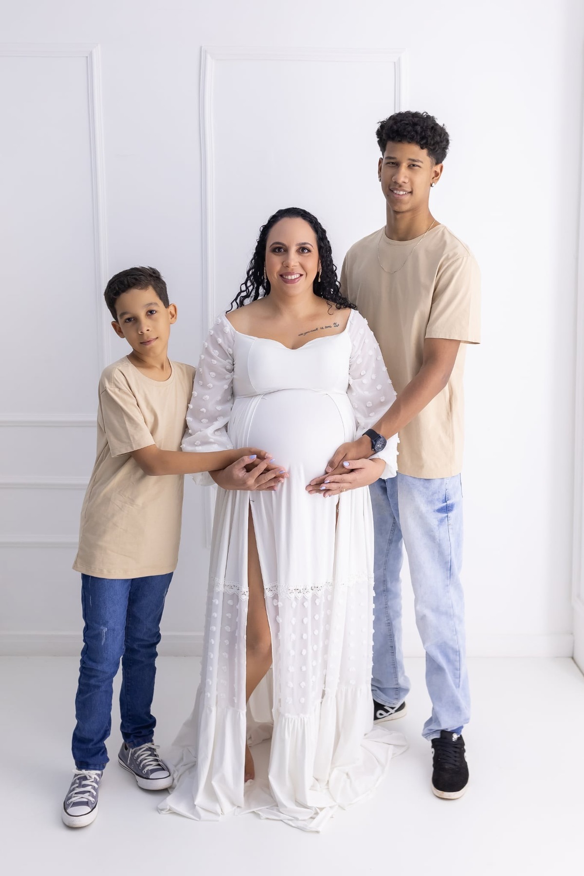 Ensaio de gestante em estúdio. Fotografo em Londrina especializado em ensaios de bebes, família e crianças. Momento registrado pela fotografa Giscellayne.