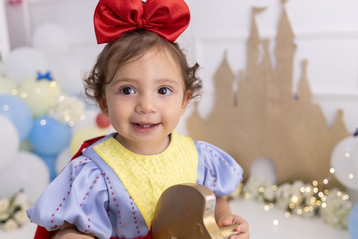 Ensaio de smash the cake em estúdio. Fotografo em Londrina especializado em ensaios de bebes, família e crianças. Momento registrado pela fotografa Giscellayne.