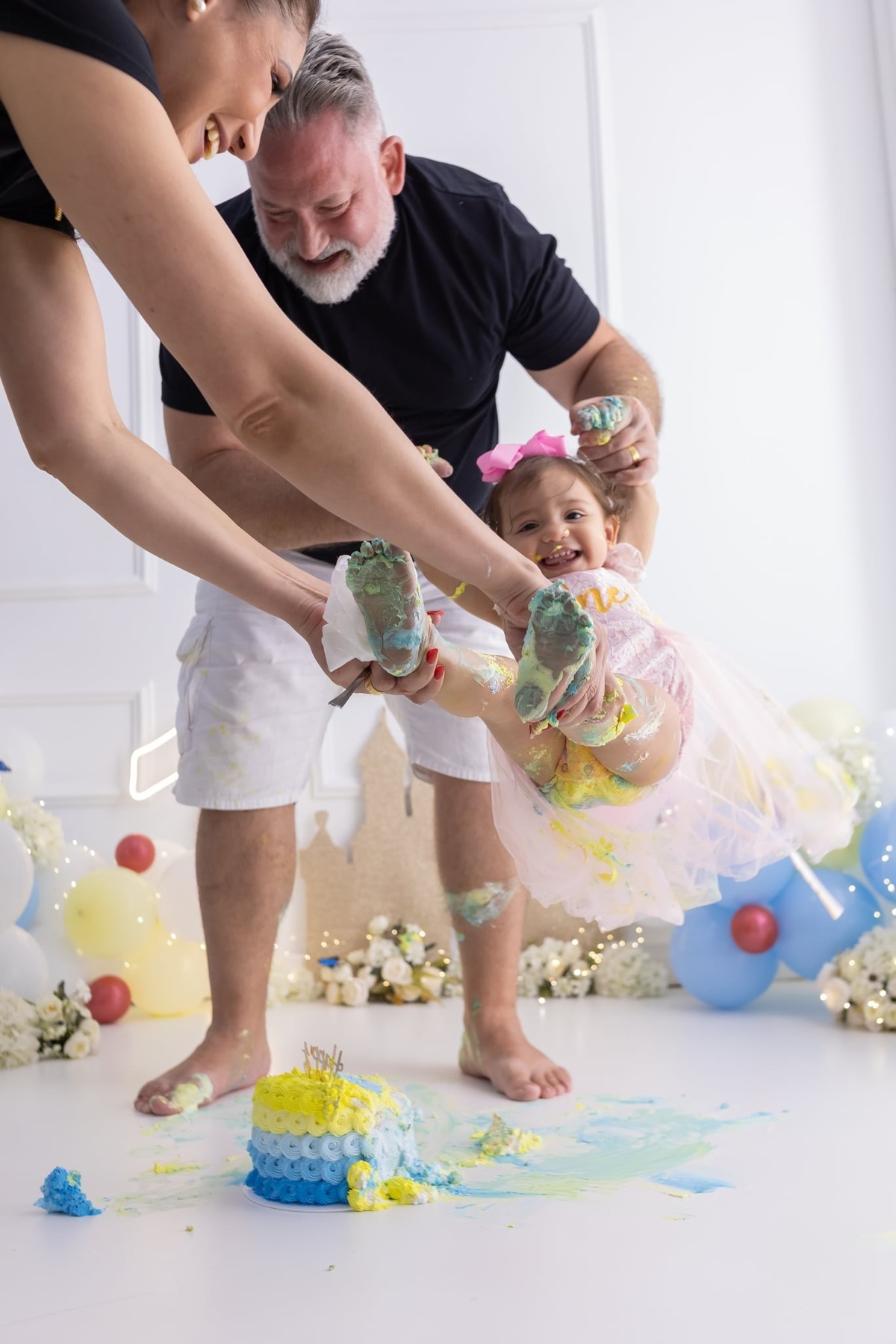 Ensaio de smash the cake em estúdio. Fotografo em Londrina especializado em ensaios de bebes, família e crianças. Momento registrado pela fotografa Giscellayne.