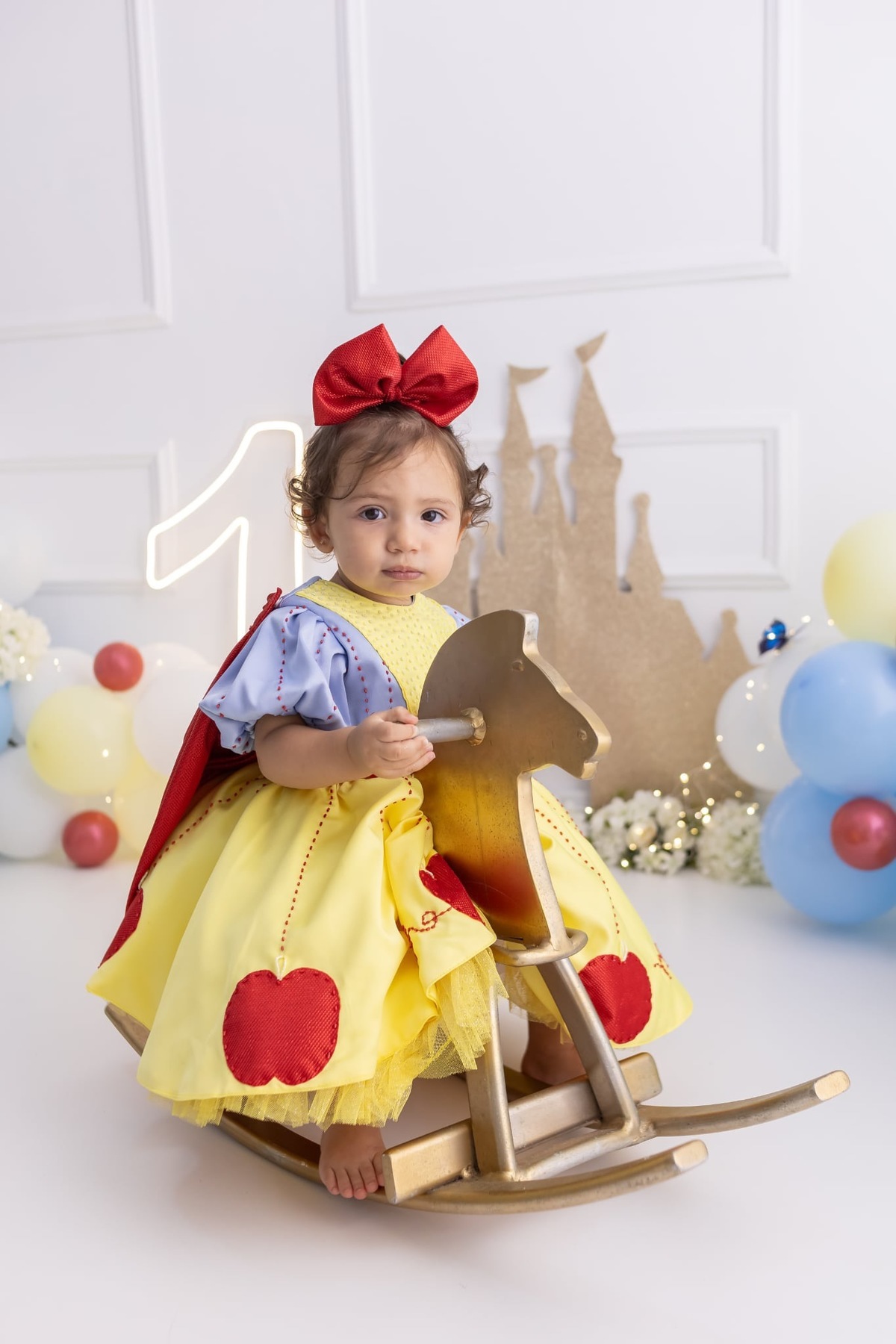 Ensaio de smash the cake em estúdio. Fotografo em Londrina especializado em ensaios de bebes, família e crianças. Momento registrado pela fotografa Giscellayne.