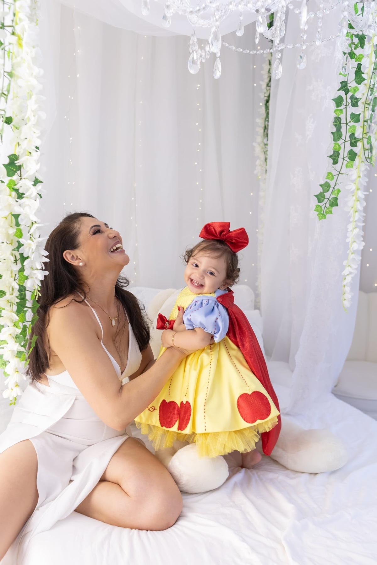 Ensaio de smash the cake em estúdio. Fotografo em Londrina especializado em ensaios de bebes, família e crianças. Momento registrado pela fotografa Giscellayne.