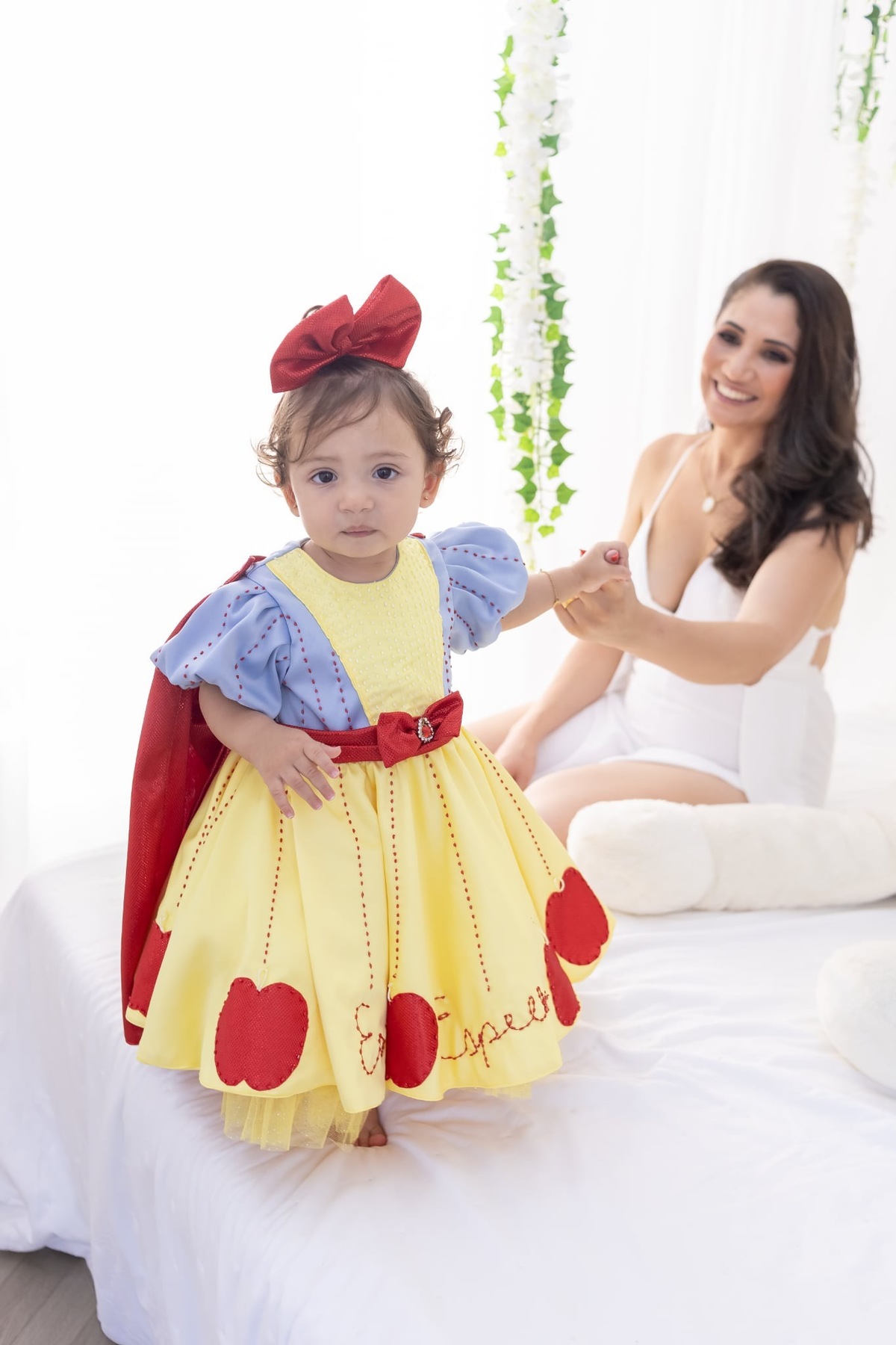 Ensaio de smash the cake em estúdio. Fotografo em Londrina especializado em ensaios de bebes, família e crianças. Momento registrado pela fotografa Giscellayne.