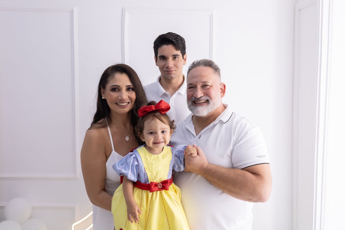 Ensaio de smash the cake em estúdio. Fotografo em Londrina especializado em ensaios de bebes, família e crianças. Momento registrado pela fotografa Giscellayne.