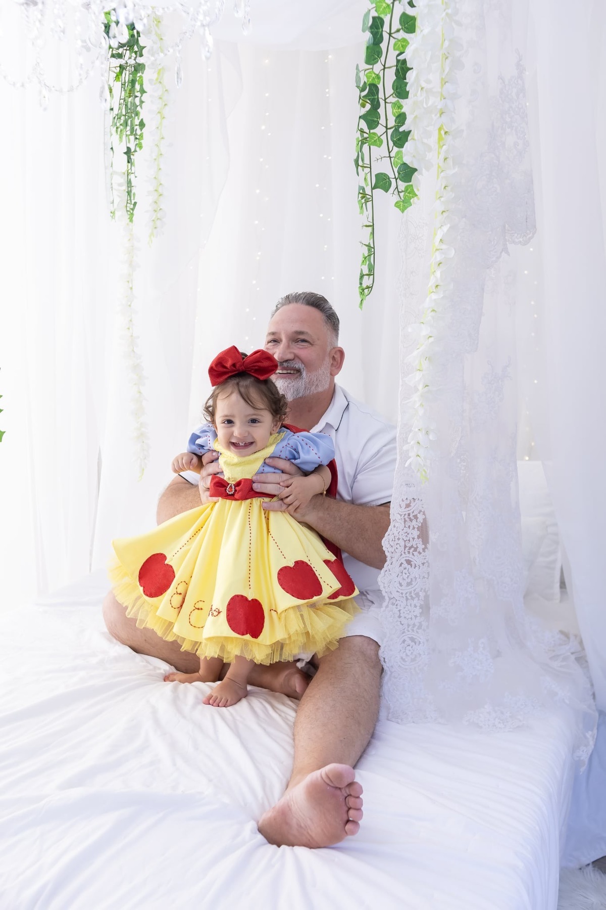 Ensaio de smash the cake em estúdio. Fotografo em Londrina especializado em ensaios de bebes, família e crianças. Momento registrado pela fotografa Giscellayne.