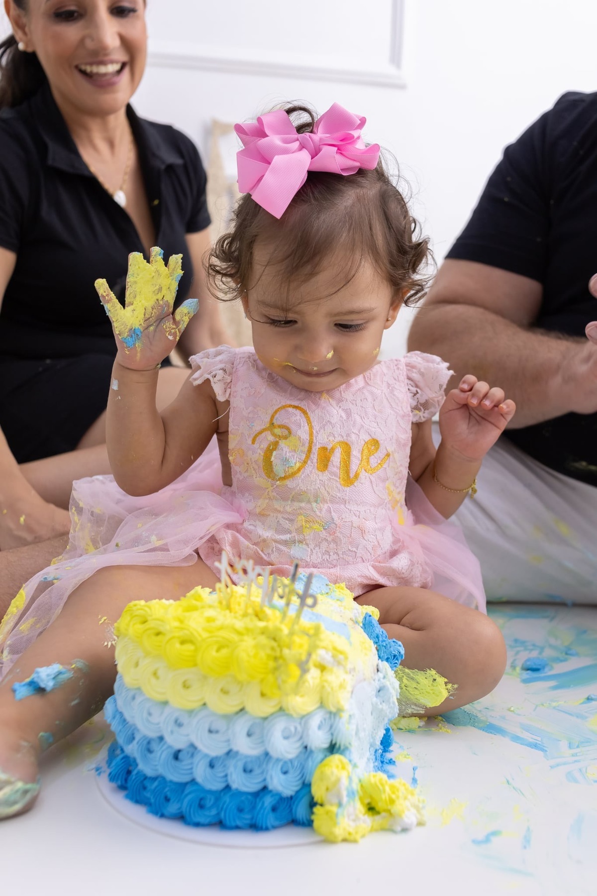 Ensaio de smash the cake em estúdio. Fotografo em Londrina especializado em ensaios de bebes, família e crianças. Momento registrado pela fotografa Giscellayne.