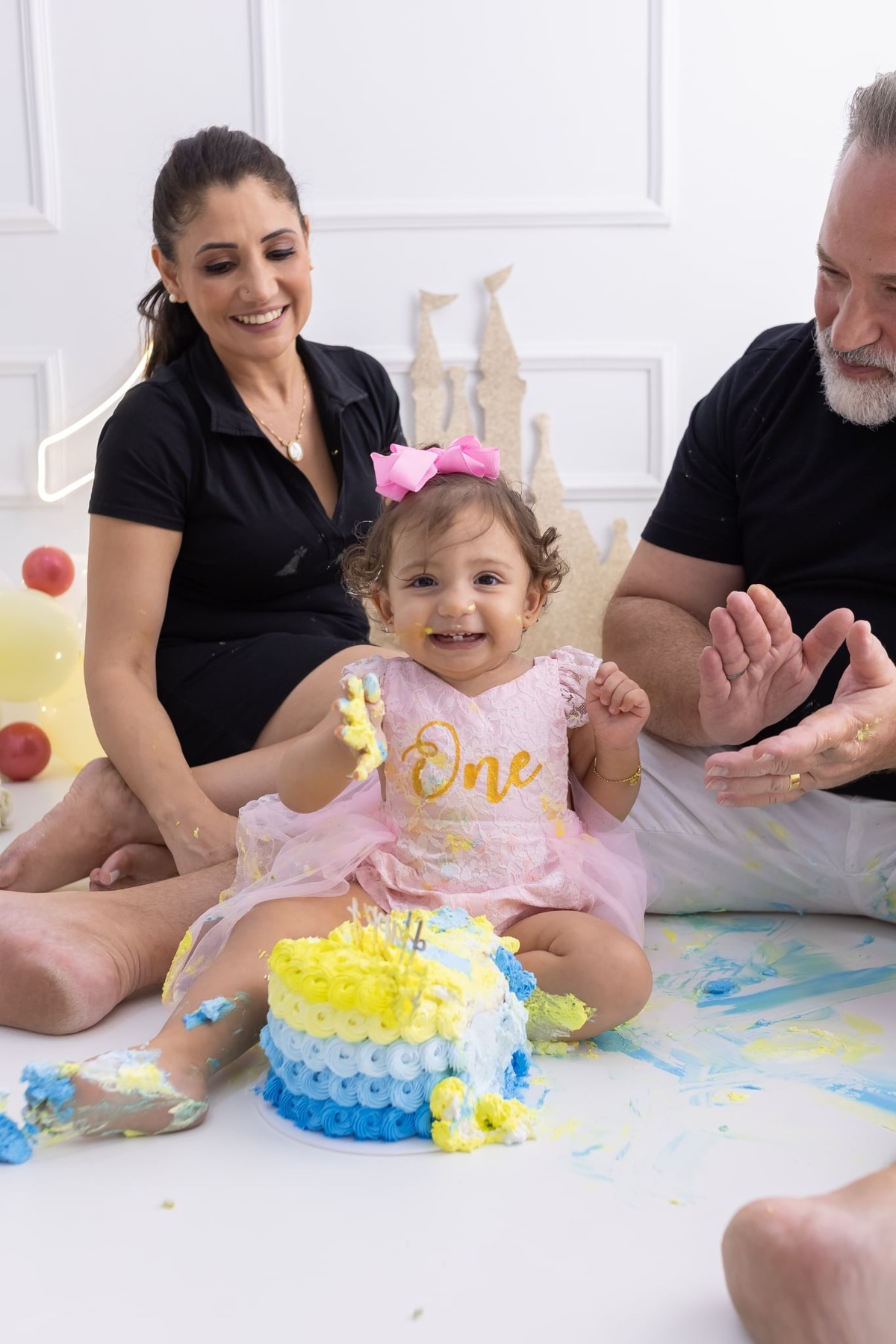 Ensaio de smash the cake em estúdio. Fotografo em Londrina especializado em ensaios de bebes, família e crianças. Momento registrado pela fotografa Giscellayne.