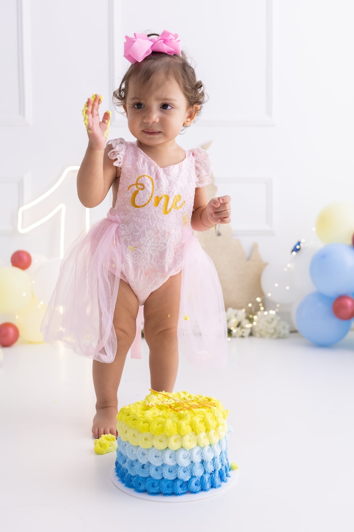 Ensaio de smash the cake em estúdio. Fotografo em Londrina especializado em ensaios de bebes, família e crianças. Momento registrado pela fotografa Giscellayne.