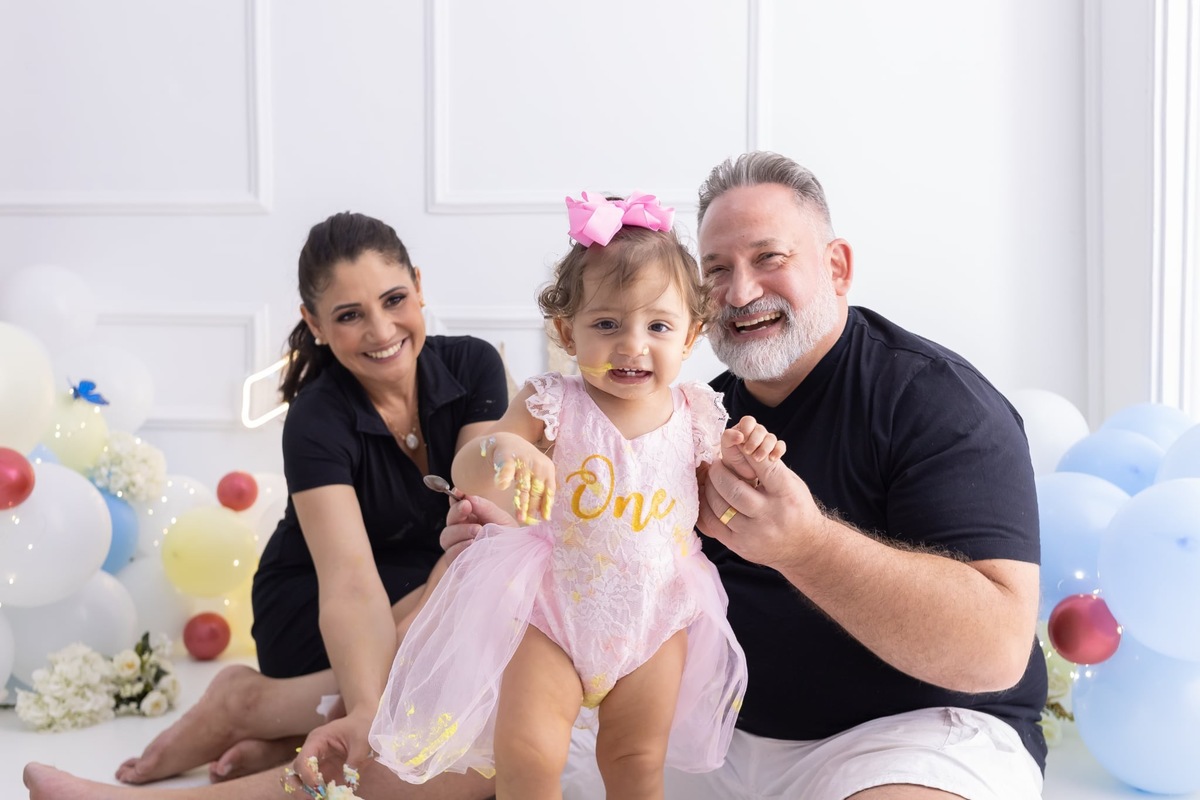 Ensaio de smash the cake em estúdio. Fotografo em Londrina especializado em ensaios de bebes, família e crianças. Momento registrado pela fotografa Giscellayne.