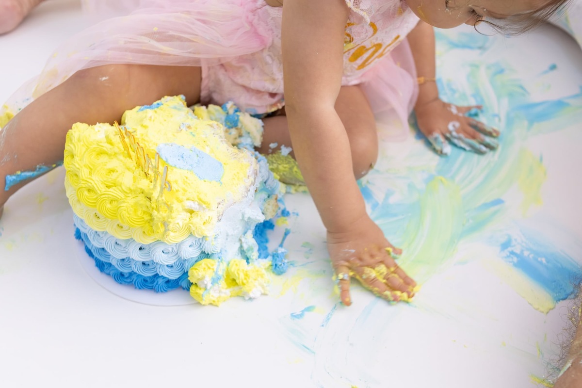 Ensaio de smash the cake em estúdio. Fotografo em Londrina especializado em ensaios de bebes, família e crianças. Momento registrado pela fotografa Giscellayne.