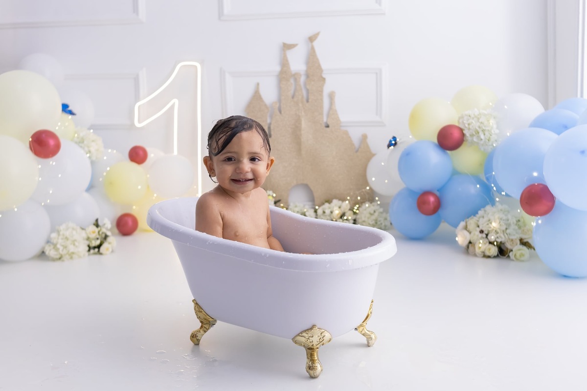 Ensaio de smash the cake em estúdio. Fotografo em Londrina especializados em ensaios de bebes, família e crianças. Momento registrado pela fotografa Giscellayne.