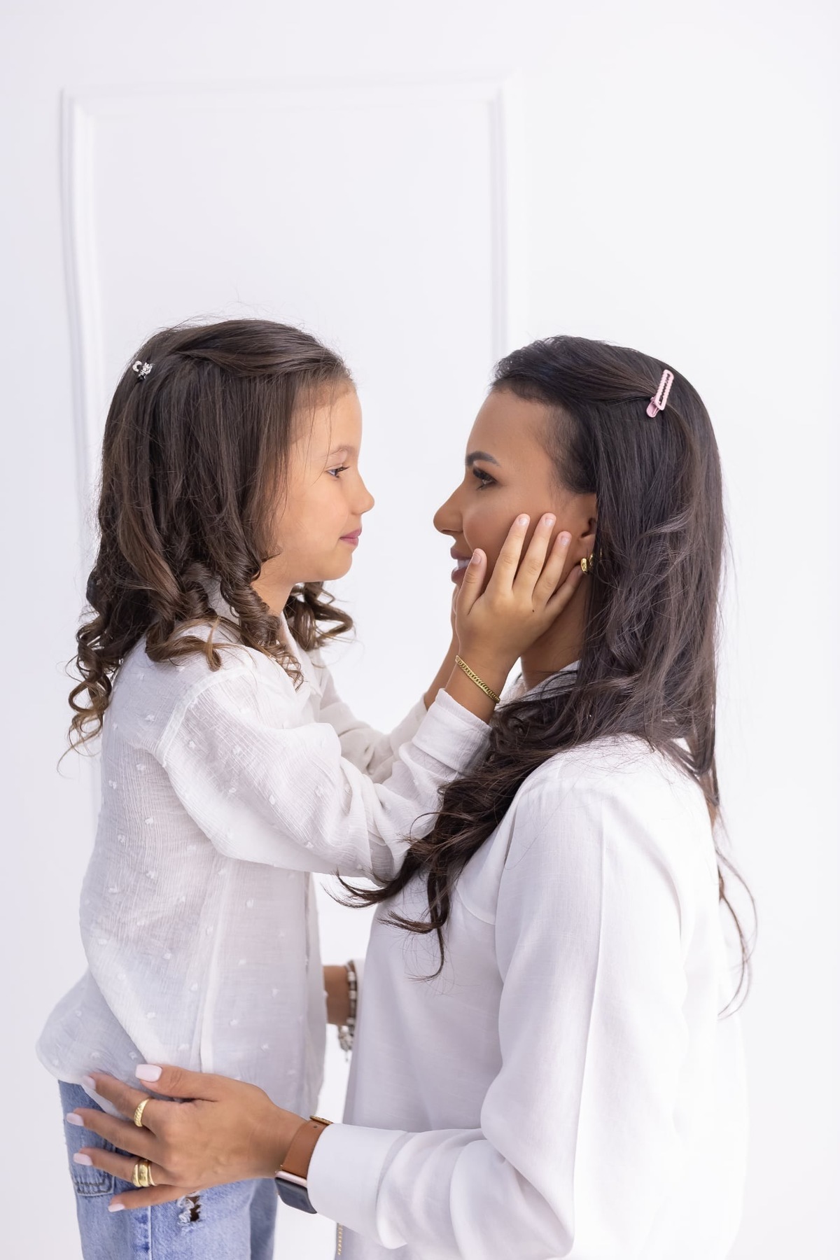 Ensaio de família em estúdio. Fotografo em Londrina especializado em ensaios de bebes, família e crianças. Momento registrado pela fotografa.