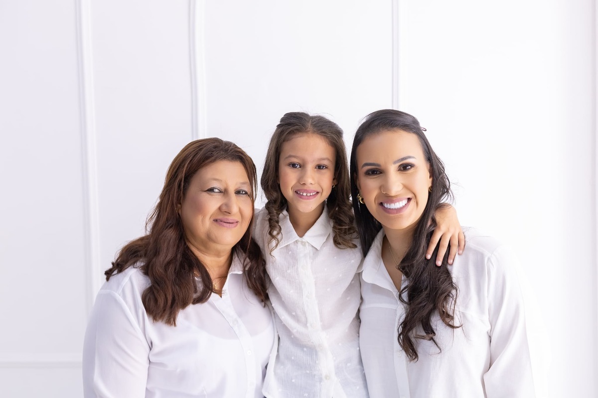 Ensaio de família em estúdio. Fotografo em Londrina especializado em ensaios de bebes, família e crianças. Momento registrado pela fotografa.