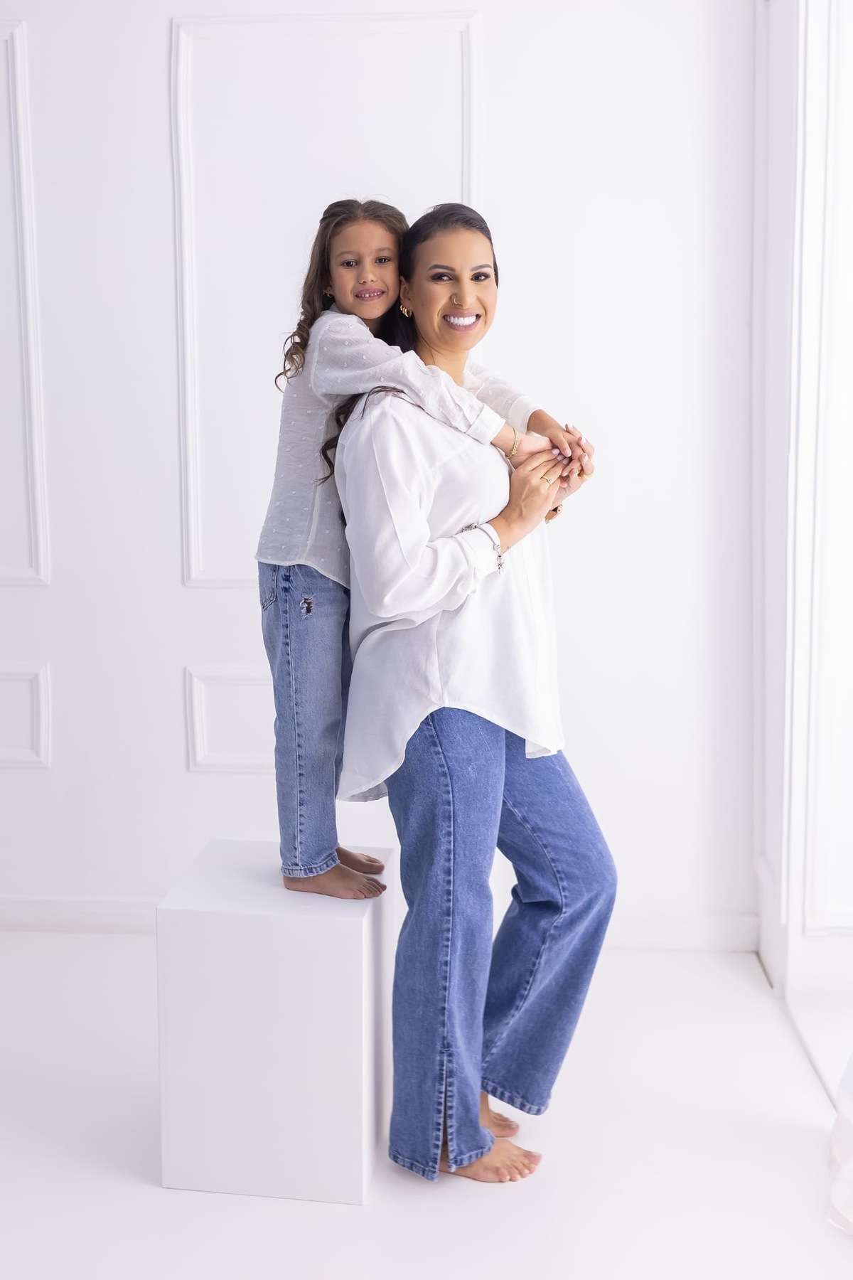 Ensaio de família em estúdio. Fotografo em Londrina especializado em ensaios de bebes, família e crianças. Momento registrado pela fotografa.