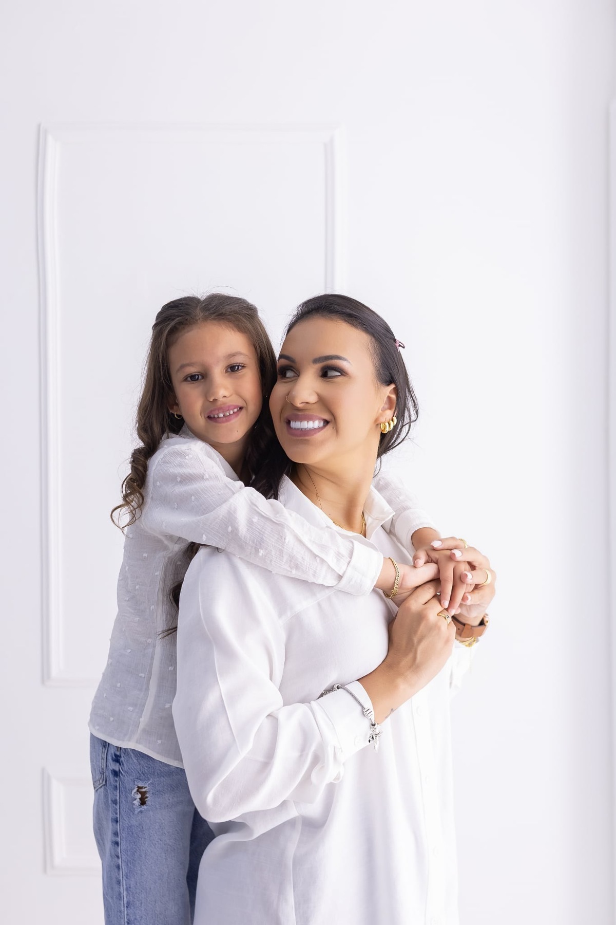 Ensaio de família em estúdio. Fotografo em Londrina especializado em ensaios de bebes, família e crianças. Momento registrado pela fotografa.