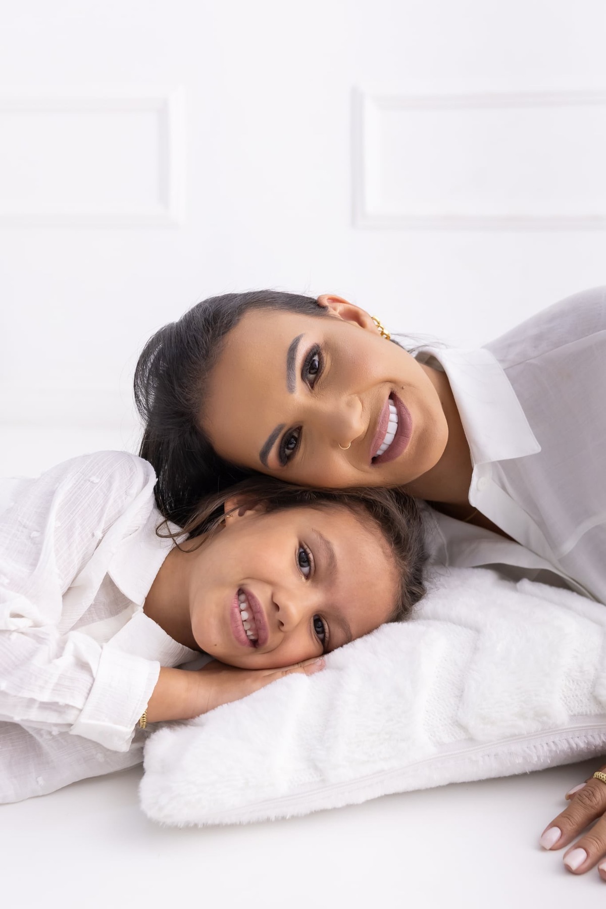 Ensaio de família em estúdio. Fotografo em Londrina especializado em ensaios de bebes, família e crianças. Momento registrado pela fotografa.