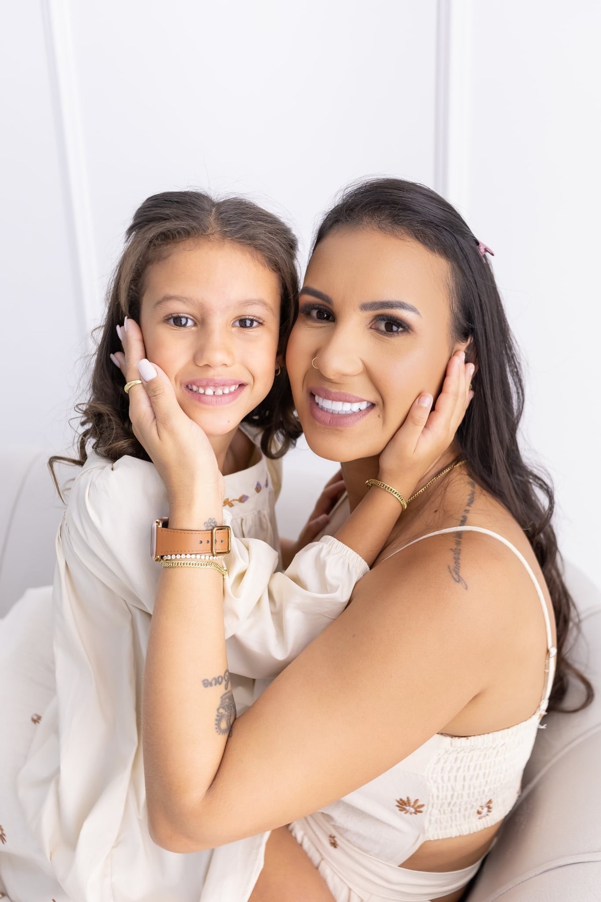 Ensaio de família em estúdio. Fotografo em Londrina especializado em ensaios de bebes, família e crianças. Momento registrado pela fotografa.