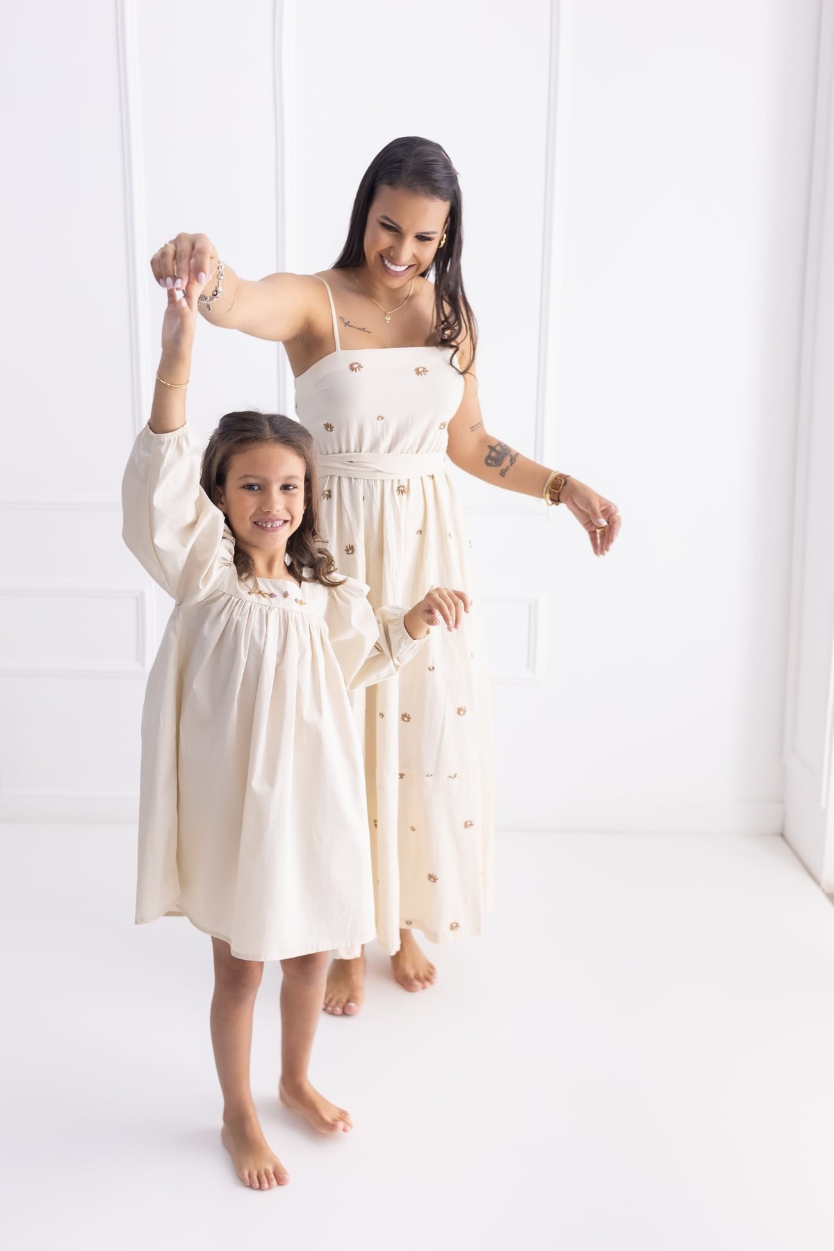 Ensaio de família em estúdio. Fotografo em Londrina especializado em ensaios de bebes, família e crianças. Momento registrado pela fotografa.