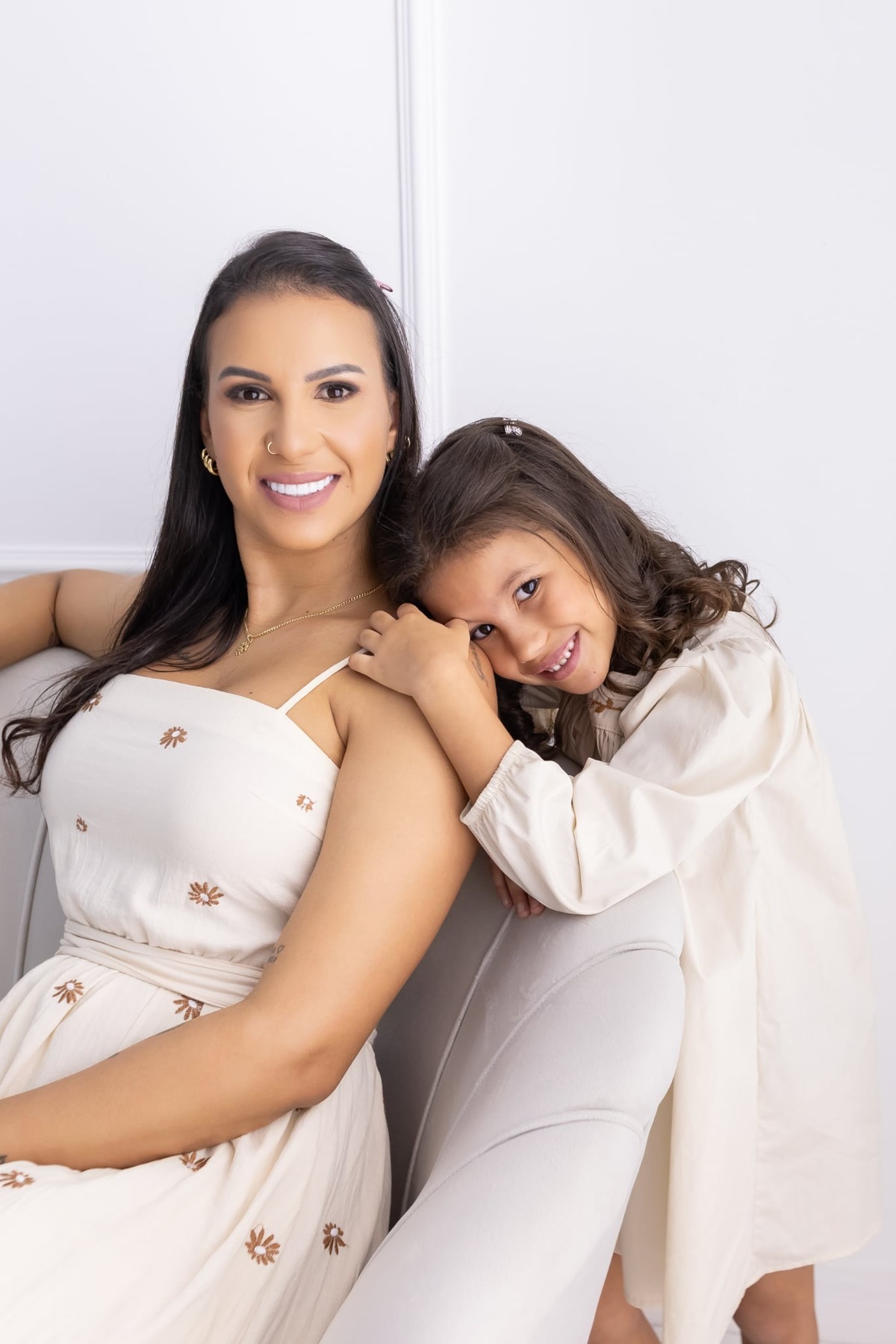 Ensaio de família em estúdio. Fotografo em Londrina especializado em ensaios de bebes, família e crianças. Momento registrado pela fotografa.