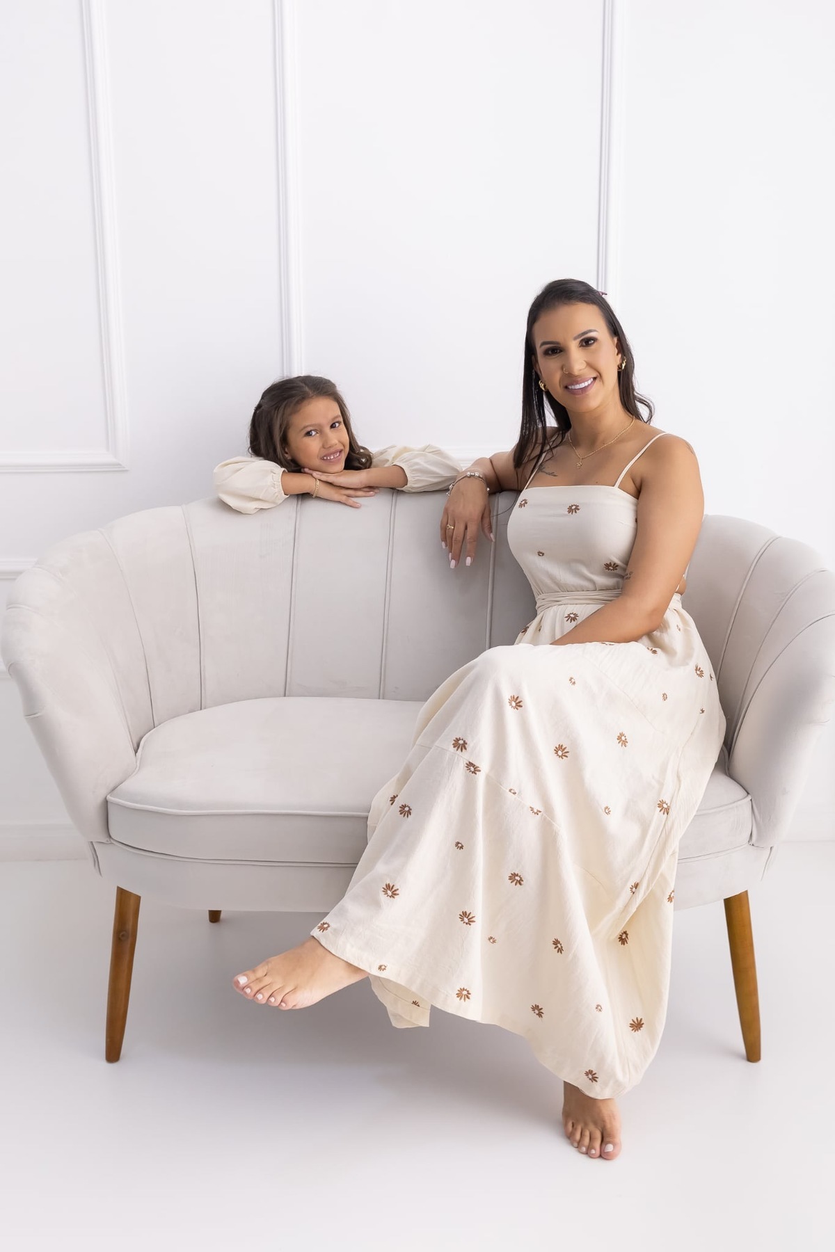 Ensaio de família em estúdio. Fotografo em Londrina especializado em ensaios de bebes, família e crianças. Momento registrado pela fotografa.