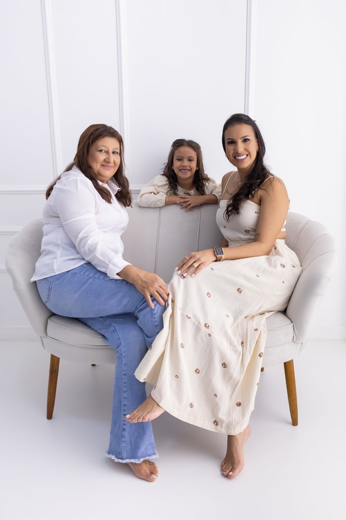 Ensaio de família em estúdio. Fotografo em Londrina especializado em ensaios de bebes, família e crianças. Momento registrado pela fotografa.