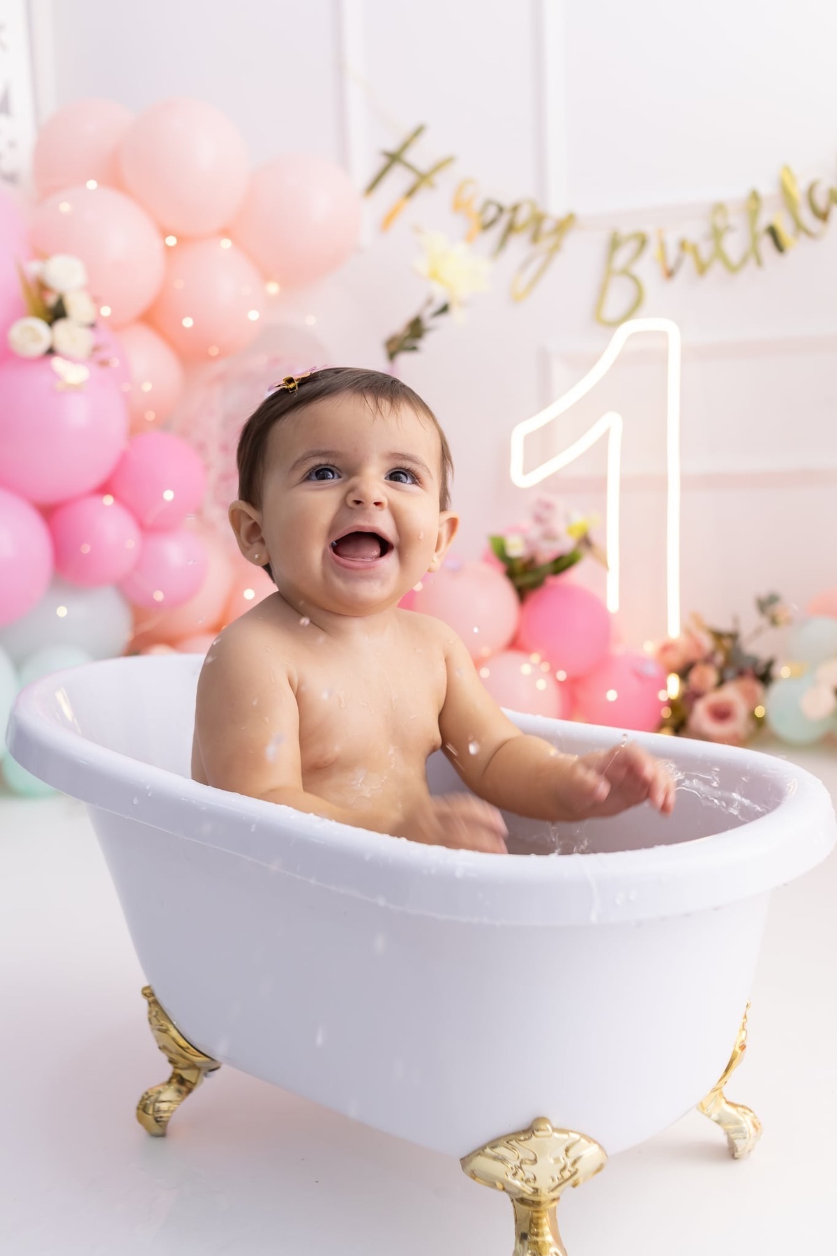 Ensaio de smash the cake em estúdio. Fotografo em Londrina especializado em ensaios de bebes, família e crianças. Momento registrado pela fotografa Giscellayne.